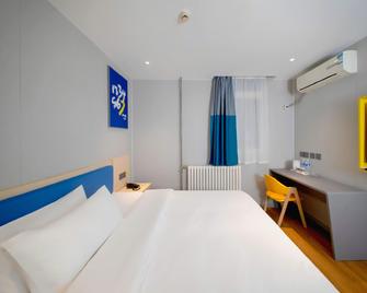 7 Days Inn Qingdao International Convention And Exhibition Center Zhuzhou Road Branch - Qingdao - Bedroom