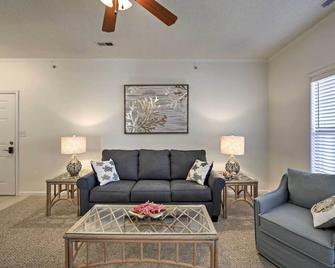 4 Mi to Beaches Luxe Coastal Resort Condo - Lewes - Living room