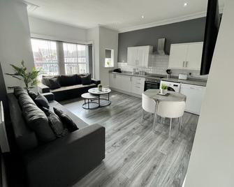 Reads Luxury Jacuzzi Apartments - Blackpool - Living room