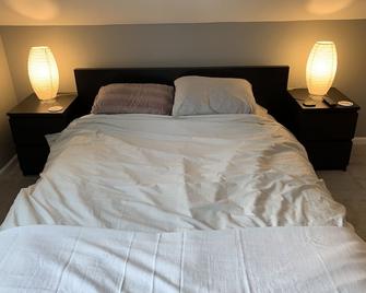 The Corby House- 3 Bedrooms, Pool Table & Hot Tub! - South Bend - Bedroom
