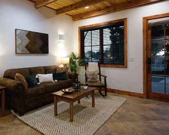 Little Dutch Cabin #100 | Soaker Tub | Pickleball - Bellmead - Huiskamer