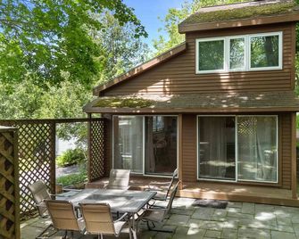Alluring home with full kitchen, furnished patio, washer/dryer & private yard - Mount Desert - Patio