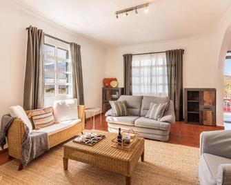 Casa da Olides - T3 and Studio - Santana - Sala de estar