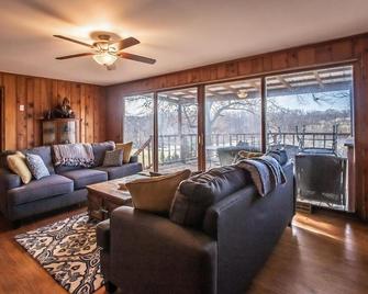 Secluded and Cozy Lake House/Farmhouse on 40 acres with a 13 acre private lake - Troy - Living room