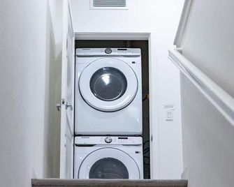 Near Ont Modern Designer Stay Bright Chic Spacious - Ontario - Laundry facility