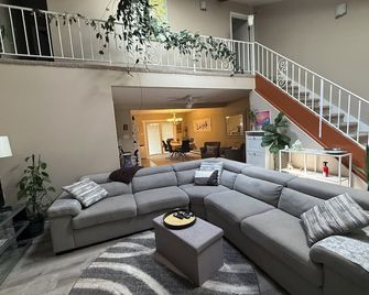 Convenient location and clean home - Golden - Living room
