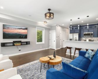 LuxHome Chicago 8 mins Downtown - שיקאגו - סלון