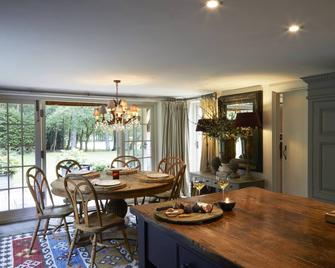 Beautiful English Cottage beside the wonderful Burhill Golf Course in Surrey - Weybridge - Dining room