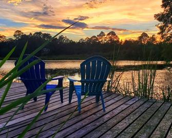 Fins to the Left on Blackwater River - 35 mins to the Beach - Holt - Patio