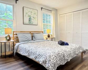 Spacious Entire Home in Great Location ! - Chamblee - Bedroom