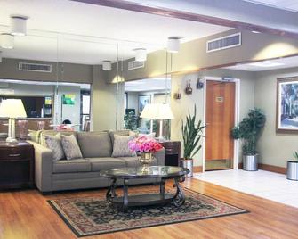 Quality Inn & Suites Franklin - Franklin - Living room