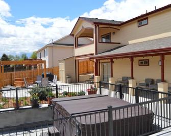 Colorado Getaway w/ Hot Tub & Fire-pit Sleeps 16+ - Northglenn - Building