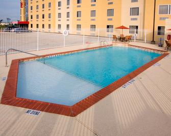 Red Roof Inn & Suites Beaumont - Beaumont - Pool