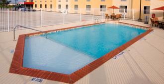 Red Roof Inn & Suites Beaumont - Beaumont - Pool