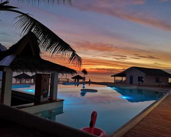 Eastern Garan Hen Yuan Resort - San Juan - Piscina