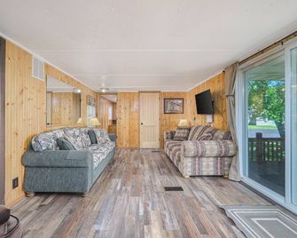 Aquapark + Beach Stay: Sups & Kayaks, Scooters, Playground, Laundry - Cottage 6 - Little Lake - Living room