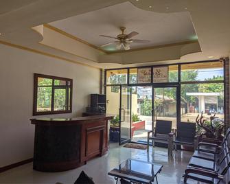 La Casa Milagrosa - Coron - Front desk