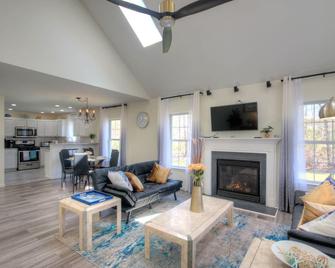 Cape May Rose - Quiet Convenient Location Sleeps 10 - Cape May Court House - Living room