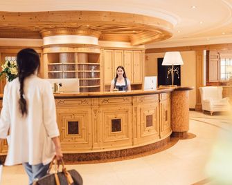 Alpenpalace Luxury Hideaway & Spa Retreat - Lutago - Front desk