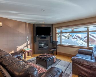 Raven's Nest - Luxury Pet Friendly Condo W/ Private Hot Tub & Mountain Views - Big White - Sala de estar