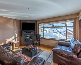 Raven's Nest - Mtn View & Hot Tub - Big White - Sala de estar