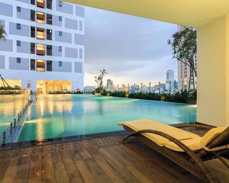 YO's Homes Rivergate Apartment Infinity Pool Near District 1 - Ho Chi Minh - Svømmebasseng