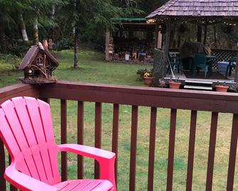 Private,Quiet,cabin,on 27 acres,w/ trails. near the Hoh Rain Forest Nat' l Park. - Forks - Patio