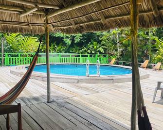 3-Bedroom house, air-conditioned, private kitchen, private bathroom, living room and a private garden. - Cayo - Pool