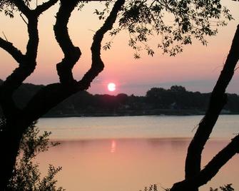 North Fork Waterfront Spectacular Views Cottage circa 1930 - Southold - Pool