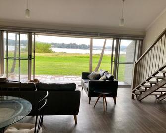 The Riverside Townhouse - Batemans Bay - Living room