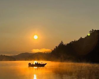 Lakeside Cabin Whitefish. Build memories with friends and family - Gracefield