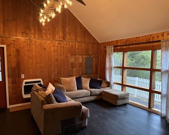 Casa de Carmen! 3 bedroom Modern Cabin with a view and HOT TUB! - East Stroudsburg - Living room