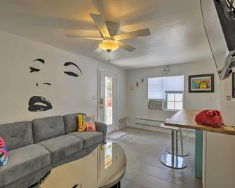 Trendy Apt On Route 66 - Near Standin On A Corner - Winslow - Living room