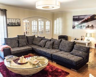 Albufeira Lounge Guesthouse Hostel - Albufeira - Living room