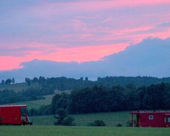 Authentic Caboose In The Blue Ridge Moun - Fancy Gap - Outdoors view