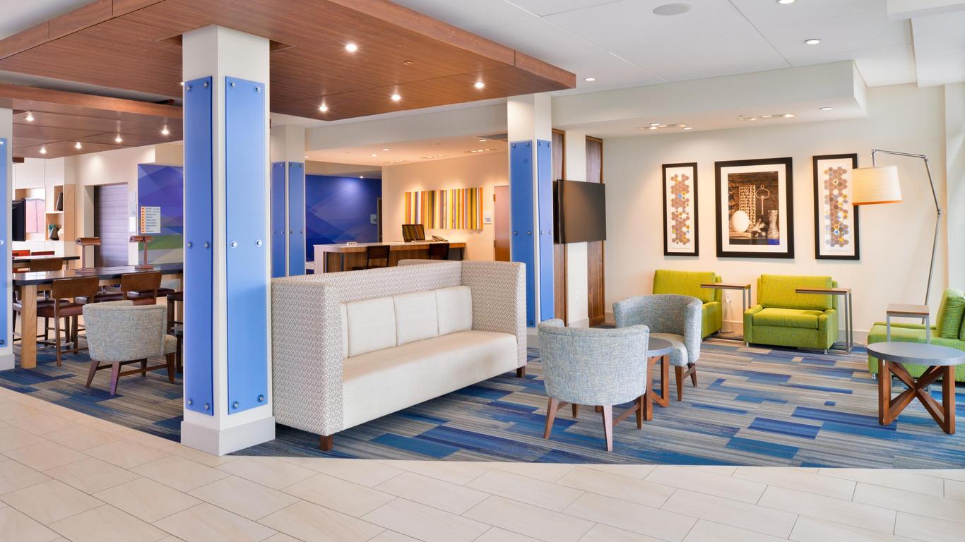 Holiday Inn Express & Suites Madison By IHG