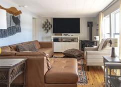 Sanctuary on Marquis, Family Cottage with Hot Tub - Haliburton - Pokój dzienny