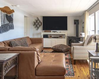 Sanctuary on Marquis, Family Cottage with Hot Tub - Haliburton - Living room