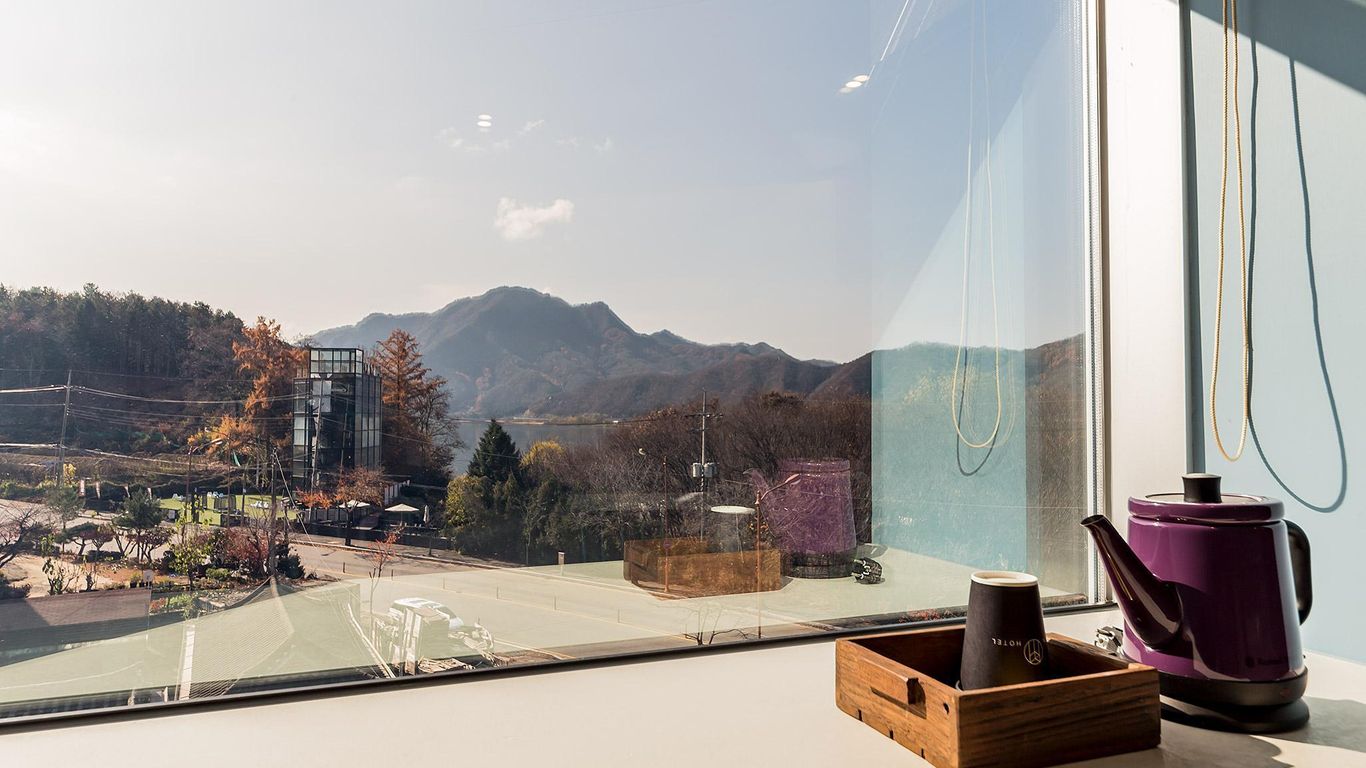 โรงแรมเพลน