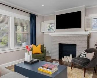 Walk to Plaza & Park + Close to KU Med & St. Lukes Hospitals - Kansas City