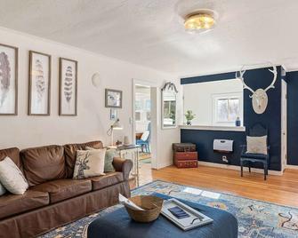 Updated Mountain Home Clawfoot Tub Near Waterfalls - Dunsmuir - Living room