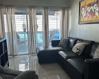 Charming 3-bedroom apartment with WiFi, AC and a picuzzy in Santo Domingo Oeste. - Santo Domingo Oeste - Sala de estar