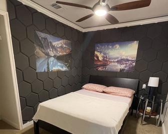 Nice 2Bedroom, 1,5 bathroom in Central location with secured parking. - Folsom - Schlafzimmer