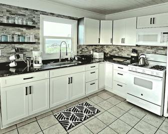On-Va-Cay Cottage - 2 bdrm, 2 bath Green Turtle Cay! - Green Turtle Cay - Kitchen
