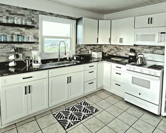 On-Va-Cay Cottage - 2 bdrm, 2 bath Green Turtle Cay! - Green Turtle Cay - مطبخ