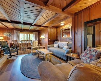 Cozy Harbor Springs Vacation Rental, 13 Mi to Town - Harbor Springs - Living room