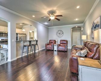 Fayetteville Home Near University and Biking Trails - Fayetteville - Sala de estar