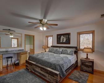 Secluded home on 24 acres - Hayesville - Bedroom