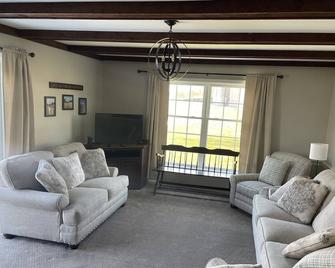 Maple Lane Guest Home - Paradise - Living room