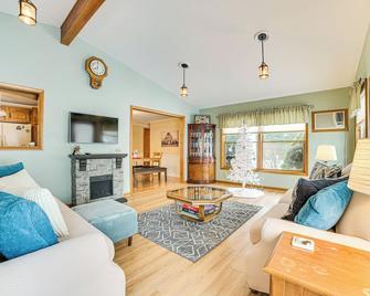 Boyne City Retreat Near Beaches and Mtn Resort! - Boyne City - Living room